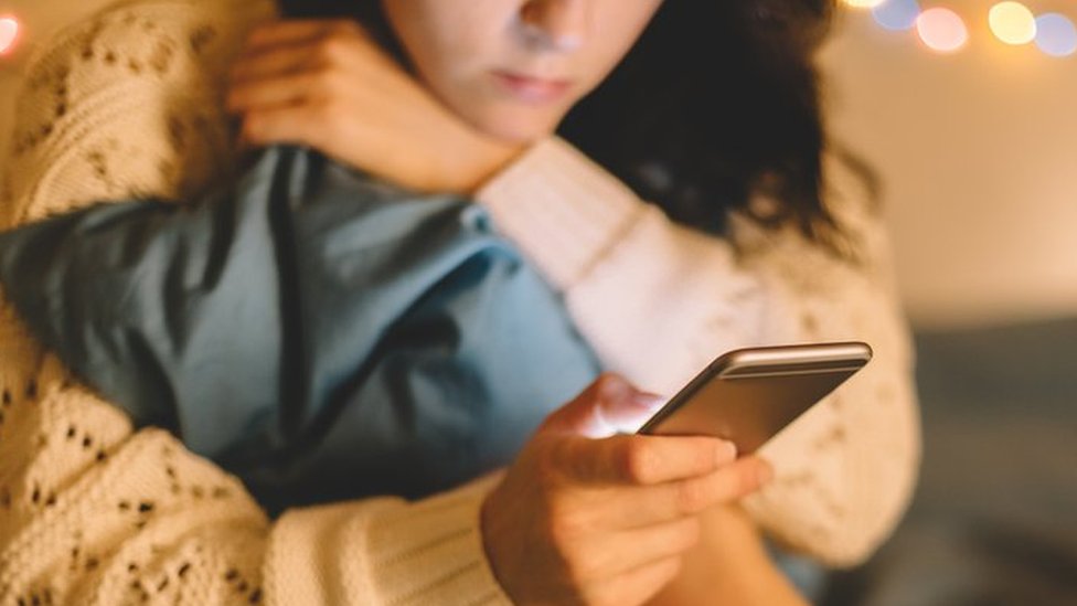 سوري ينتحل صفة كويتي ليتمكن من فتاة عشرينية.. وهذا ما فعله معها 35