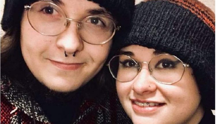 يقتل خطيبته حتى الموت.. وجلس يأكل الطعام بجوار جثتها!