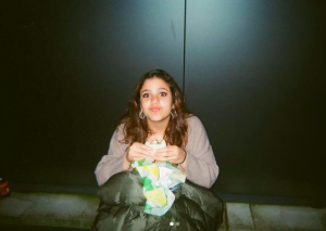 طريقة أكل جنا عمرو دياب تسرق الأضواء من جرأة ملابسها (صور) 1