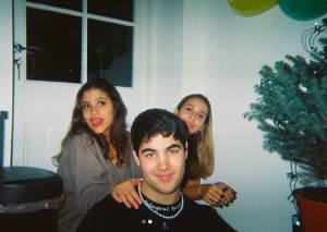 طريقة أكل جنا عمرو دياب تسرق الأضواء من جرأة ملابسها (صور) 3