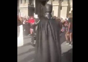 باتمان يصل إلى مبنى الكابيتول (فيديو)