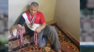 بالصور.. بطل مصري يعرض 46 ميدالية للبيع