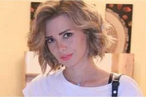 بالمايوه.. فنانة مصرية شهيرة في إطلالة جريئة (صورة)