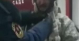 رجل إطفاء روسى يعجز عن خلع ملابسه لتجمدها بعد السيطرة على حريق (فيديو)