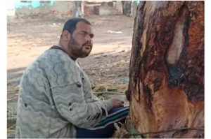 أم مصرية تربط ابنها المعاق في شجرة منذ 15 عامًا !