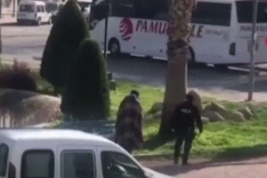 ضابط شرطة يقدم طعامه لأحد للمشردين بإحدى حدائق أنطاليا (فيديو)