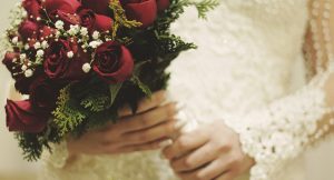 حماة العريس تلقنه علقنة ساخنة أمام المعازيم والعروس في حالة ذهول