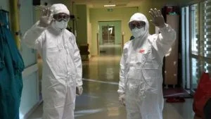 رفع القيود عن العاملين في المؤسسات الصحية في تركيا