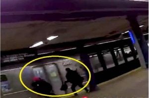 مشهد مروع.. امرأة تدفع أخرى تحت عجلات القطار