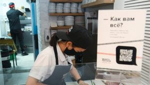 ملكة جمال كازاخستانية تضطر للعمل داخل مقهى درءا للتحرش
