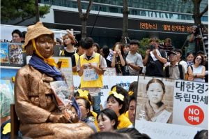 دفع تعويضات لـ “نساء المتعة” يفجر أزمة بين اليابان وكوريا الجنوبية