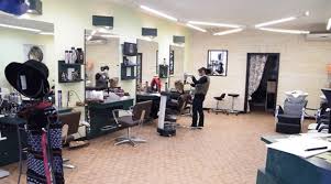 هروب جماعي من صالون تجميل نسائي في بريطانيا (فيديو)