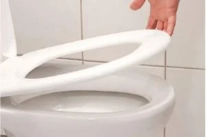 يتخلص من أعضائه التناسلية .. ويرميها في الحمام !!