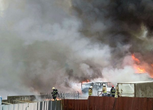 حريق كبير في مصنع في المنطقة الصناعية