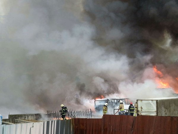 جانب من الحريق