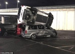 رجل غاضب يحطم 50 سيارة مرسيدس بملايين الدولارات - صور 1