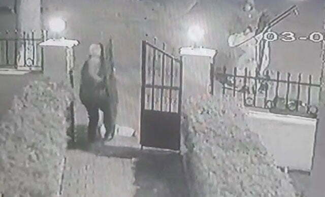 جانب من سرقة البوابة الحديدية