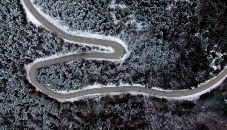 جانب من الثلوج على جبل أولوداغ ولهو السياح