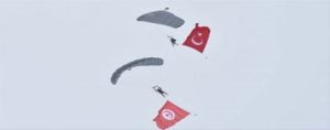 علم تونس يحلق بجانب العلم التركي في أجواء أنقرة خلال مناورات مشتركة