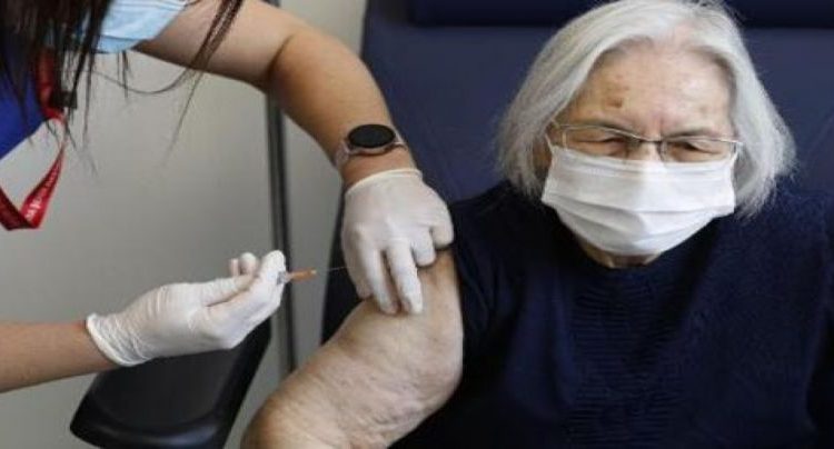 تطعيم المواطنين التي تزيد أعمارهم عن 80 عامًا
