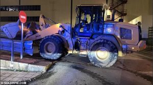 رجل غاضب يحطم 50 سيارة مرسيدس بملايين الدولارات - صور 5