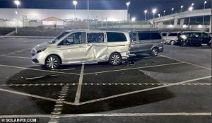 رجل غاضب يحطم 50 سيارة مرسيدس بملايين الدولارات - صور 7