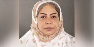 الفنانة فخرية خميس تجري عملية جراحية وتزيل الثديين بالكامل