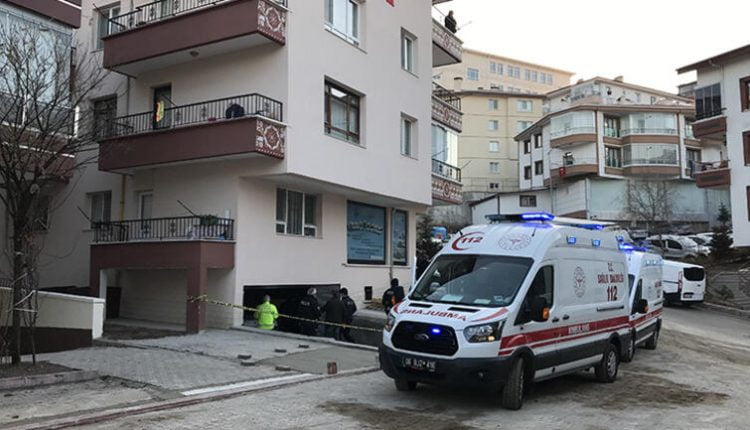 سيارات الإسعاف في مكان العثور على جثث 3 شبان في أنقرة