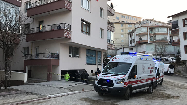 سيارات الإسعاف في مكان العثور على جثث 3 شبان في أنقرة