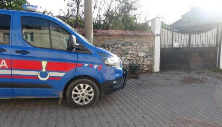 فرق الدرك أمام منزل أحد المصابين بطفرة كورونا في تركيا