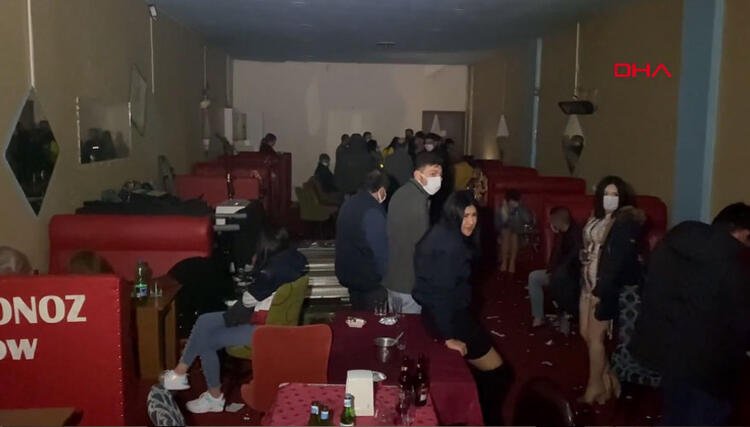 (صور) محاولات اختباء وهروب جماعي من مداهمات الشرطة لمخالفي الحظر في قونية 2 عدد من مخالفي حظر التجول