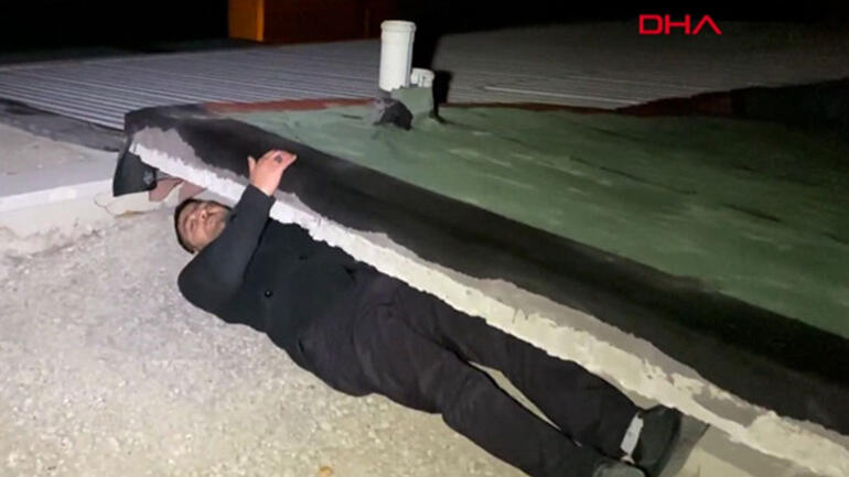 (صور) محاولات اختباء وهروب جماعي من مداهمات الشرطة لمخالفي الحظر في قونية 4 محاولات اختباء من الشرطة