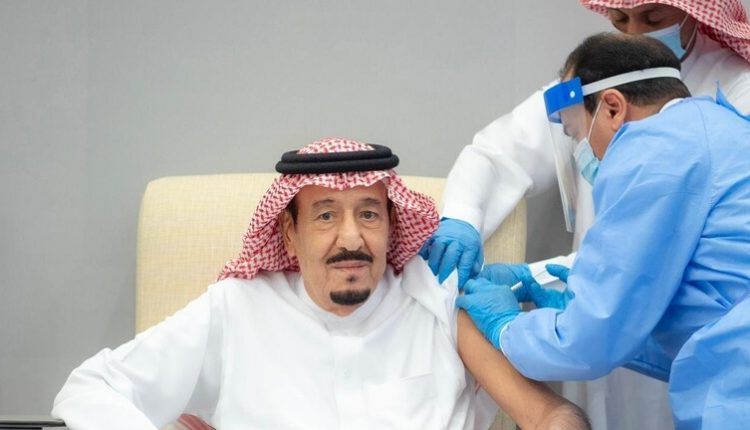 بالفيديو.. الملك سلمان يتلقى الجرعة الأولى من لقاح مضاد لفيروس كورونا
