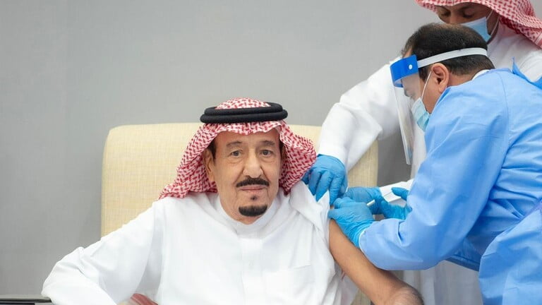 بالفيديو.. الملك سلمان يتلقى الجرعة الأولى من لقاح مضاد لفيروس كورونا