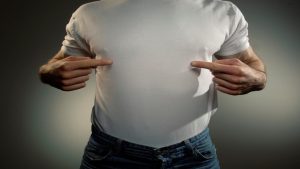 هل أجنحة الدجاج تسبب “التثدي” لدى الرجال؟..استشاري يحسم الجدل