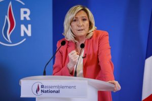 زعيمة اليمين المتطرف في فرنسا تقترح حظر الحجاب