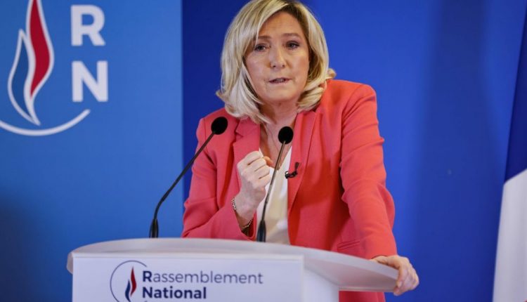 زعيمة اليمين المتطرف في فرنسا تقترح حظر الحجاب