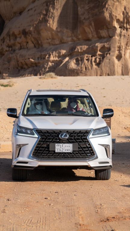 ماهي السيارة التي جالت بمحمد بن سلمان وضيفه أمير قطر على رمال العلا؟ 1