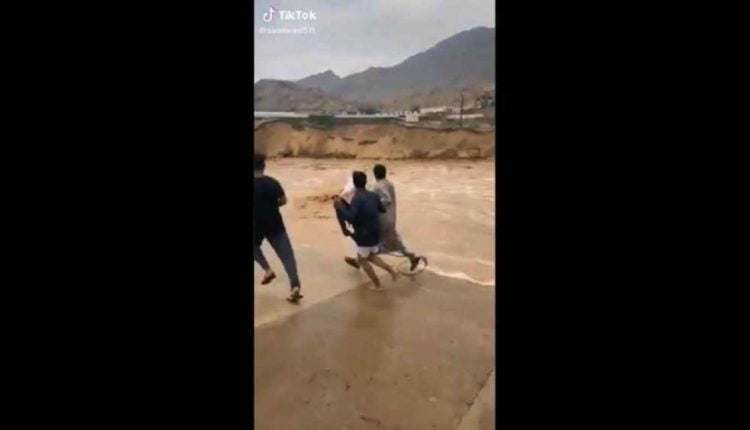 انجراف طفل بسيل قوي