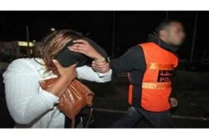 زوجة تخدِّر زوجها كل ليلة وتجلب عشيقها على الفراش بجواره