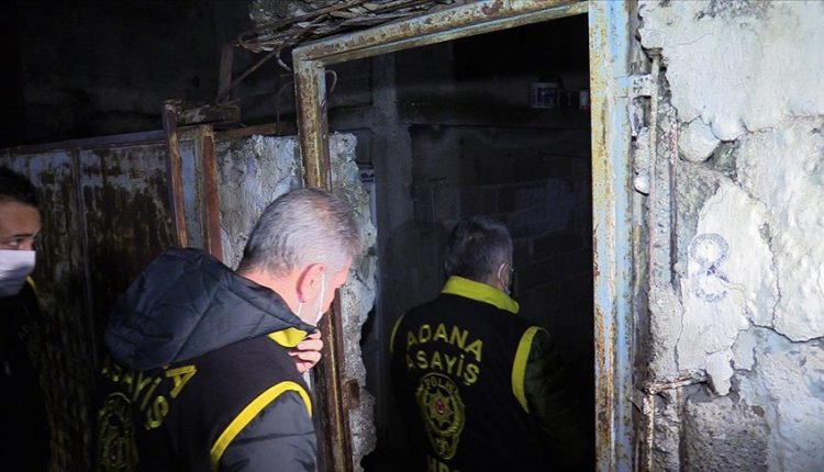 شرطة أضنة أثناء تنفيذ العملية