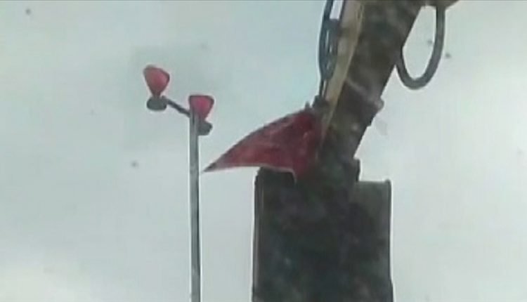 إشادة واسعة بمواطن منع سقوط علم تركيا في أنطاليا