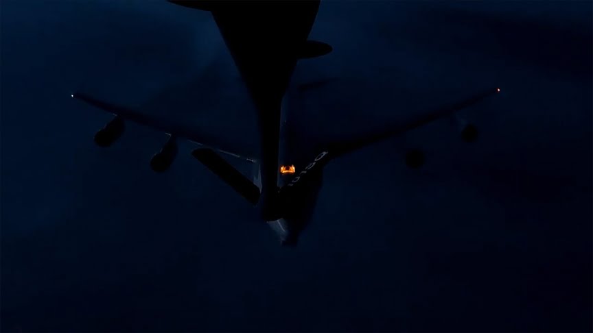لحظة تزويد مقاتلات الناتو بالوقود في الجو