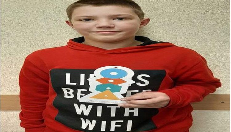 الكلاب المتوحشة تمزق طفلاً أثناء تناول والدته للخمور مع عشيقها