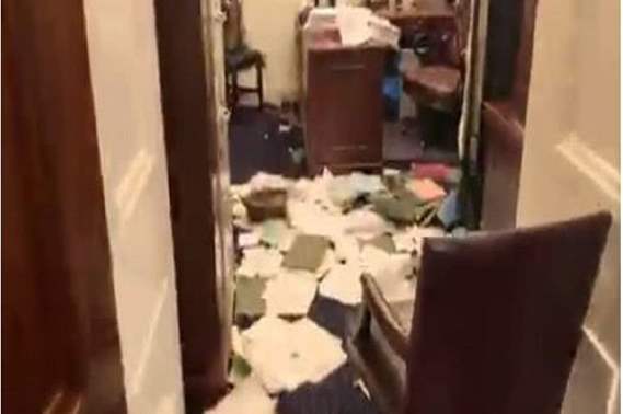 فيديو صادم| مجلس الشيوخ يتعرض للنهب على يد أنصار "ترامب" 3