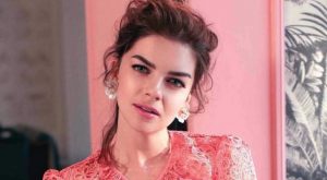 هذه الطفلة التي أصبحت نجمة تركية شهيرة.. خمنوا من هي؟ 3