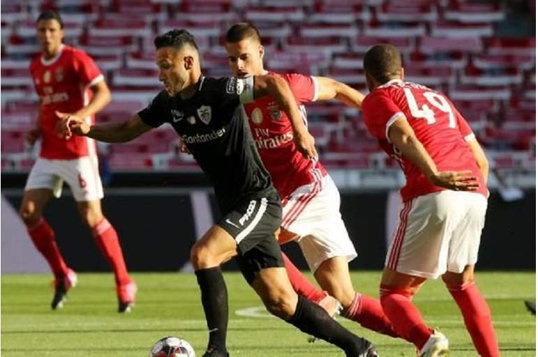 لاعب يظهر متجردًا من ملابسه بعد إلغاء المباراة 29