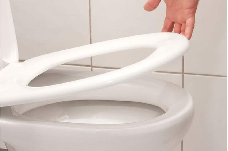 يتخلص من أعضائه التناسلية .. ويرميها في الحمام !! 13