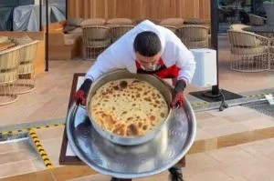 شاهد.. الشيف بوراك يفشل في قلب الطبق ويسقط منه أرضًا