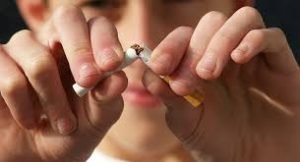 طبيب يقدم نصائح لإعادة عمل الرئتين بعد التوقف عن التدخين